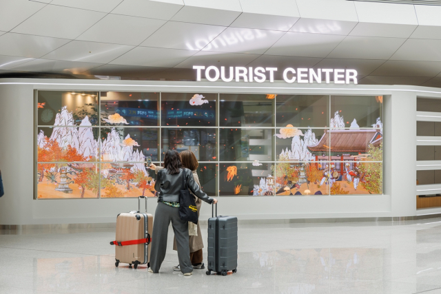 3월 문을 연 인천국제공항 한국문화유산홍보관에 설치된 투명 OLED 비디오월. 사진 제공=LG디스플레이