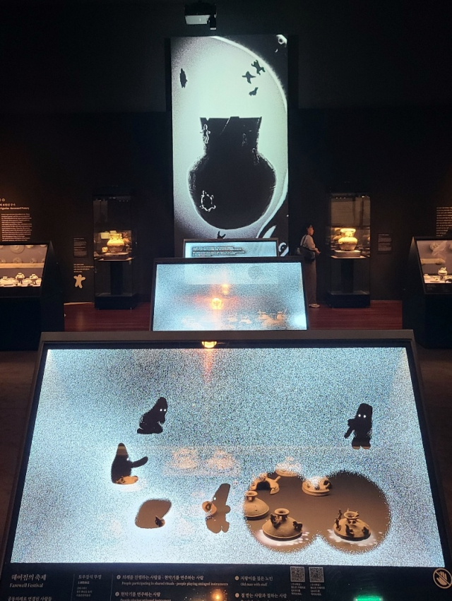 LG디스플레이의 투명 OLED가 국립중앙박물관 ‘영원한 여정, 특별한 동행: 상형토기와 토우장식 토기전’에 활용된 모습. 사진 제공=LG디스플레이