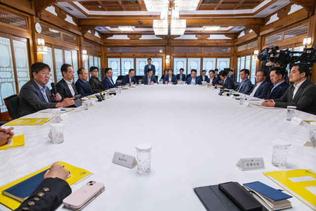 김대기(왼쪽) 대통령 비서실장이 18일 서울 종로구 삼청동 총리공관에서 열린 고위당정협의회에서 발언하고 있다. 연합뉴스