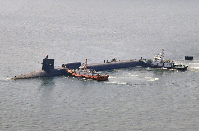 미 해군의 핵추진순항미사일잠수함(SSGN) ‘미시간함’이 16일 부산 작전기지에 입항하고 있다. 부산=연합뉴스