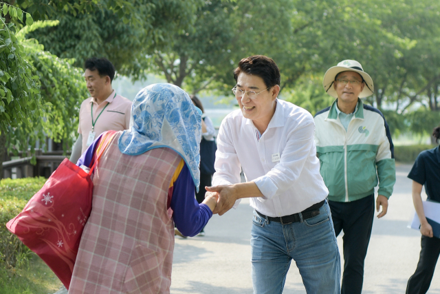 노관규 순천시장이 지난 15일 시민·관람객들과 인사를 하고 있다. 노 시장은 이날 서울경제와 인터뷰를 진행하면서 자신을 알아보는 관람객들과 인사를 나누며 반갑게 맞이했다. 사진 제공=순천시