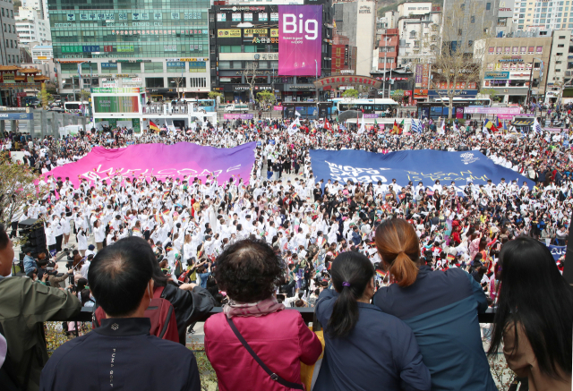 지난 4월4일 국제박람회기구(BIE) 실사단이 도착하는 부산역에서 시민 환영 행사가 열리고 있다. 연합뉴스