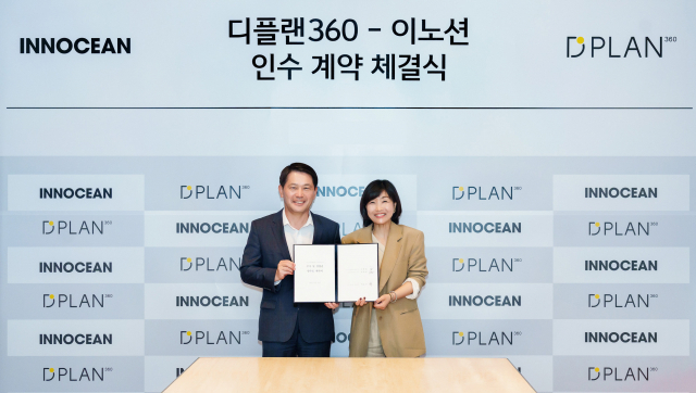 왼쪽부터 이용우 이노션 대표이사와 신영희 디플랜360 대표이사가 19일 이노션 서울 본사에서 열린 지분 인수 계약식에서 기념 촬영을 하고 있다. /사진제공=이노션