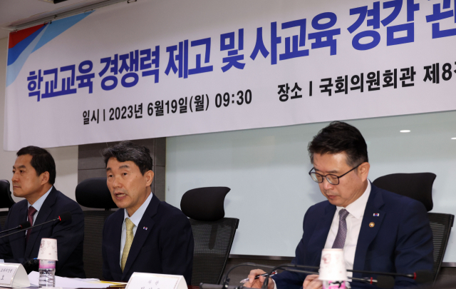 이주호(왼쪽 두번째) 사회부총리가 19일 국회에서 열린 학교교육 관련 당정협의회에서 발언하고 있다. 연합뉴스