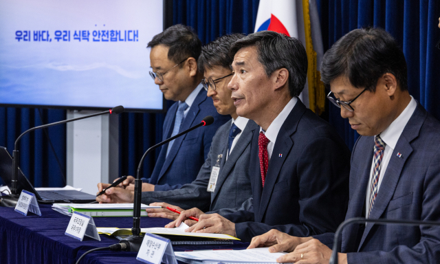 박구연 국무조정실 국무 1차장이 16일 정부서울청사에서 열린 후쿠시마 원전 오염수 방류 관련 일일 브리핑에서 원전 오염수와 관련해 고위당정협의된 사항에 대해 설명하고 있다. 연합뉴스