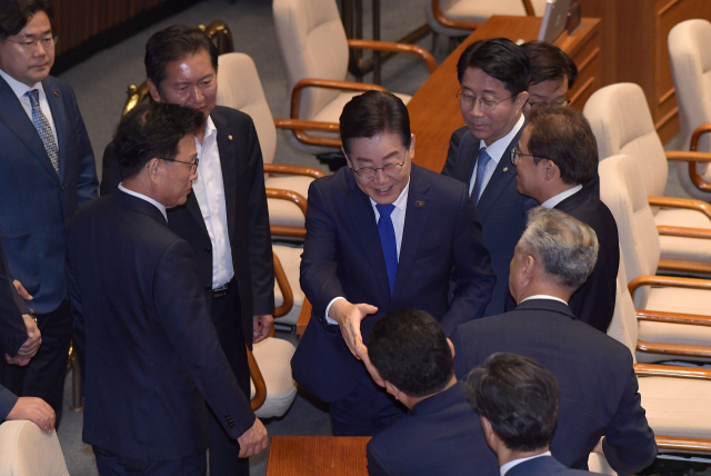 이재명 더불어민주당 대표가 19일 국회 본회의에서 교섭단체 대표연설을 한 뒤 의원들과 인사하고 있다. 권욱 기자