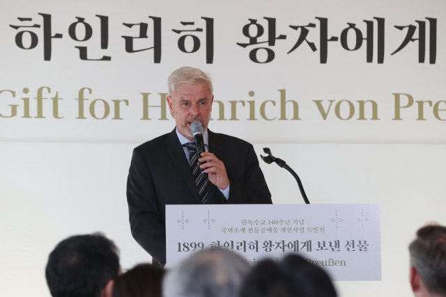 19일 '1899, 하인리히 왕자에게 보낸 선물' 개막식에서 미하엘 라이펜슈툴 주한 독일 대사가 축사를 하고 있다. 연합뉴스