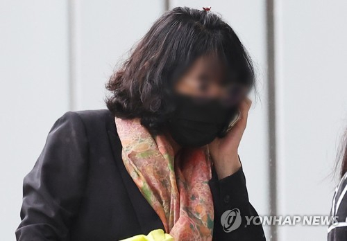 이재명 더불어민주당 의원 배우자 김혜경 씨의 '법인카드 유용 의혹' 사건 핵심 인물인 배모 씨가 지난해 8월 30일 오전 경기도 수원시 영통구 수원지방법원에서 열린 구속 전 피의자 심문(영장실질심사)에 출석하고 있다. 연합뉴스