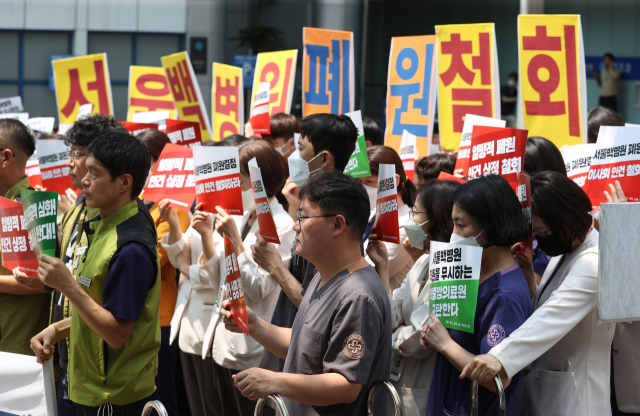 19일 오후 서울 중구 서울백병원 앞에서 민주노총 보건의료노조가 연 '서울백병원 폐원 저지 공동대책위원회 발족 및 일방적 폐원 안건 상정 철회 촉구 기자회견'에서 조합원들이 '서울백병원 폐원철회' 등이 적힌 피켓을 들고 있다. 연합뉴스