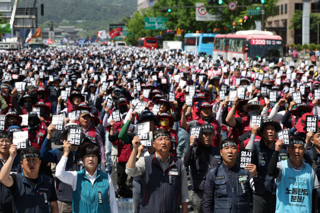 지난달 17일 오후 서울시청 앞 세종대로에서 민주노총 주최로 '노동자, 서민을 죽음으로 내모는 윤석열 정권 퇴진 결의대회'가 열리고 있다. 연합뉴스