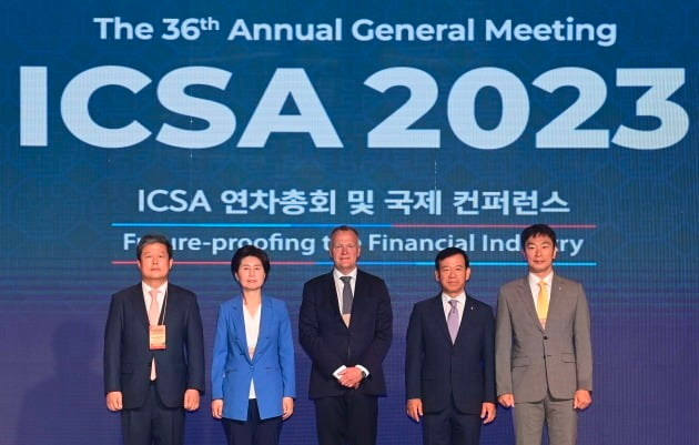 20일 서울 광화문 포시즌스호텔에서 열린 국제증권협회협의회(ICSA) 연차총회 컨퍼런스에서 김정각(왼쪽부터) 금융위 상임위원, 백혜련 정무위원장, 어반 퓨너레드 ICSA회장, 서유석 금융투자협회장, 이복현 금융감독원장이 기념사진을 찍고 있다. 사진 제공=금융투자협회