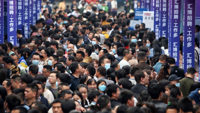 지난 4월 11일 중국 충칭에서 열린 취업박람회에 많은 구직자들이 몰렸다. AFP 연합뉴스