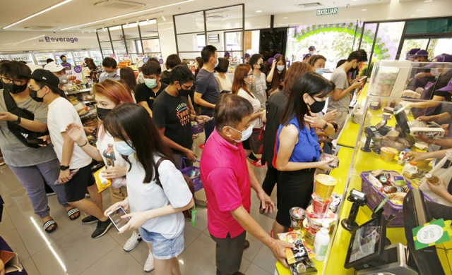 말레이시아CU 점포에서 고객들이 ‘K-푸드’를 쇼핑하고 있다. /사진제공=BGF리테일