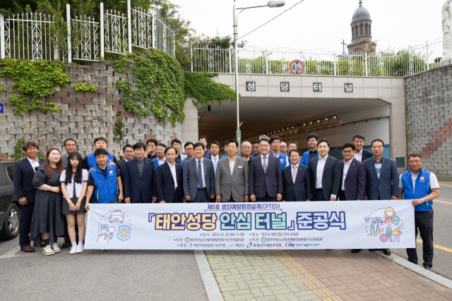 박형덕(앞줄 오른쪽 다섯 번째) 한국서부발전 사장이 20일 충남 태안 태안성당에서 열린 ‘안심터널 환경개선 사업 준공식’에 참석해 기념촬영을 하고 있다. 이번 사업으로 98m 길이의 태안성당터널에 액자조명과 바닥조명, 벽화, 안내표지판이 설치돼 밝고 깨끗한 보행환경이 조성됐다. 서부발전은 이번 사업의 예산을 지원했고 임직원이 벽화그리기 봉사활동에도 참여했다. 박 사장은 “범죄로부터 안전한 지역사회를 만들기 위해 지속적으로 관심을 가지고 지원하겠다”고 말했다. 사진 제공=서부발전