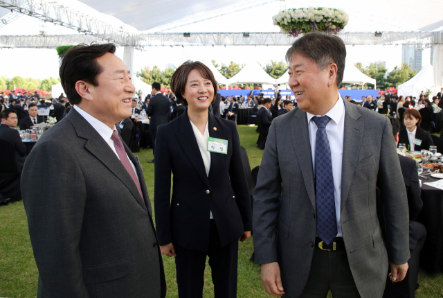 김기문(왼쪽부터) 중소기업중앙회장, 이영 중소벤처기업부 장관, 김대기 대통령 비서실장이 지난 5월 23일 서울 용산 대통령실 잔디마당에서 열린 ‘2023 대한민국 중소기업인대회’에서 대화하고 있다. 사진 제공=대통령실통신사진기자단