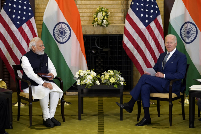 나렌드라 모디(왼쪽) 인도 총리와 조 바이든 미국 대통령이 지난달 24일 도쿄에서 열린 쿼드 정상회의에서 양자회담을 진행하고 있다. AP연합뉴스