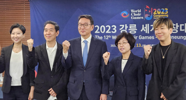 21일 서울 중구 프레스센터에서 열린 '2023 강릉 세계합창대회' 기자간담회에서 우효원 음악감독(왼쪽부터), 오장환 예술감독, 허용수 조직위원장, 심상복 운영추진단장, 오장석 경연감독이 포즈를 취하고 있다. 연합뉴스