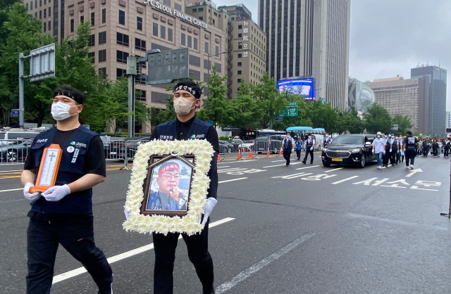 고(故)양회동 씨의 운구차가 서울 종로구 동화면세점 앞 영결식 장소로 들어서고 있다. 이승령 기자