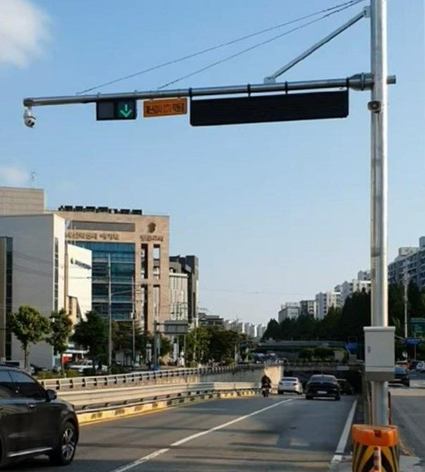 평촌 지하차도에 설치된 침수위험 자동차단 시스템. 사진 제공 = 안양시