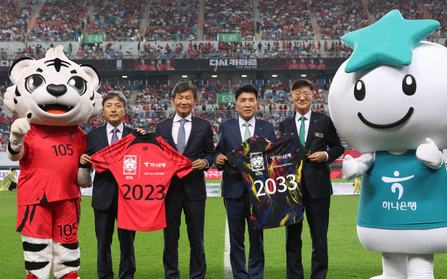 하나은행이 대한축구협회와 대한민국 축구 국가대표팀 공식 후원 연장 계약을 체결했다고 21일 밝혔다. 함영주(왼쪽 세 번째) 하나금융그룹 회장과 정몽규(〃 두 번째) 대한축구협회 회장이 20일 대전월드컵경기장에서 후원 연장 계약을 체결하고 있다. 사진 제공=하나은행