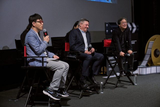 21일 서울 용산구 CGV용산아이파크몰 박찬욱관에서 열린 ‘넷플릭스&박찬욱 with 미래의 영화인’ 행사에서 진행을 맡은 이동진 평론가(왼쪽)가 이야기하고 있는 것을 테드 서랜도스 넷플릭스 대표(가운데)와 박찬욱 감독이 듣고 있다. 사진 제공=넷플릭스