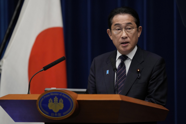 기시다 후미오 일본 총리가 21일 총리관저에서 기자회견을 하고 있다. AP연합뉴스