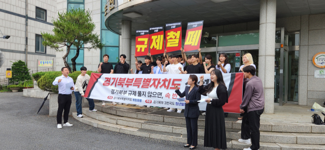 21일 포천시 여성회관 앞에서 희망포럼 등 시민단체가 성명서를 발표하고 있다.