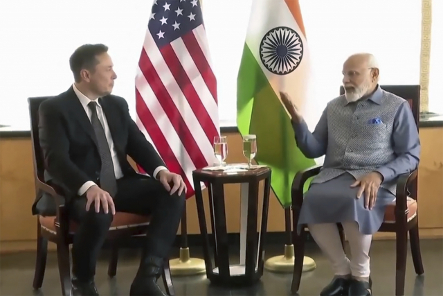 미국을 국빈 방문 중인 나렌드라 모디(오른쪽) 인도 총리와 일론 머스크 테슬라 최고경영자(CEO)가 20(현지 시간) 뉴욕에서 만나 이야기를 나누고 있다. AP연합뉴스