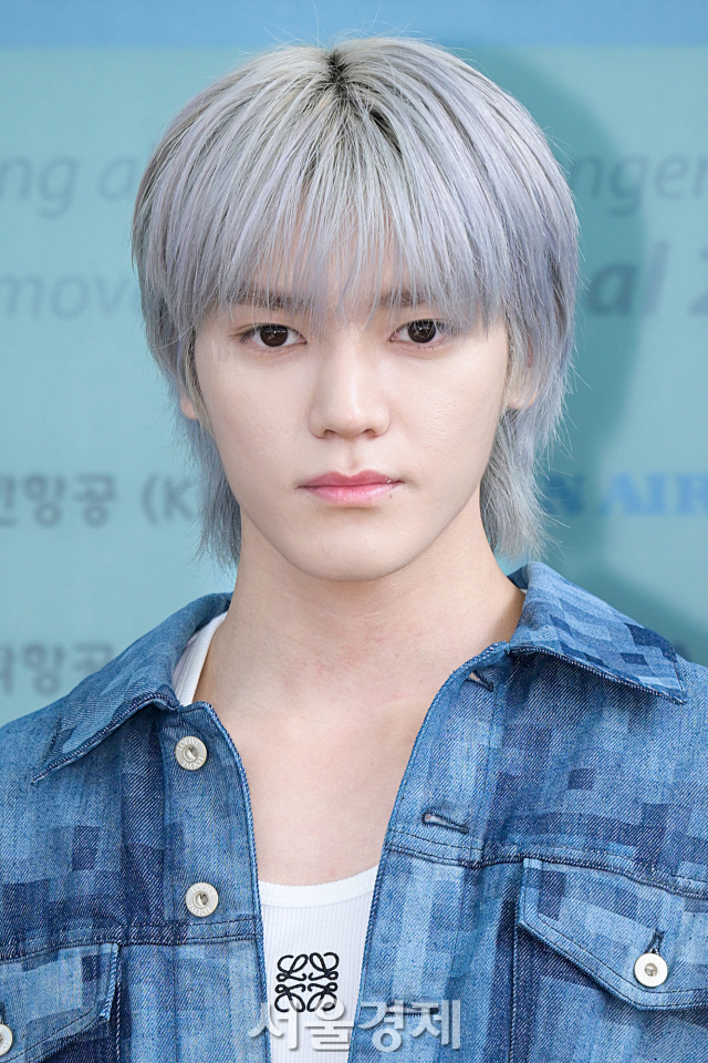 그룹 NCT 태용이 22일 오전 스페인 명품 브랜드 로에베 2024 봄-여름 남성 컬렉션 패션쇼 참석 차 인천국제공항 제1여객터미널을 통해 파리 샤를드골로 출국하고 있다. 김규빈 기자