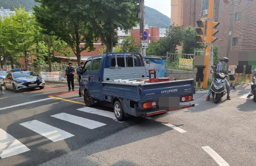 부산 백산초 인근 도로에서 트럭이 20대 교사를 쳤다. 사진 제공=부산북부경찰서