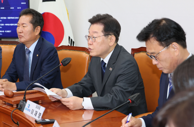 이재명 더불어민주당 대표가 21일 국회에서 열린 최고위원회의에서 