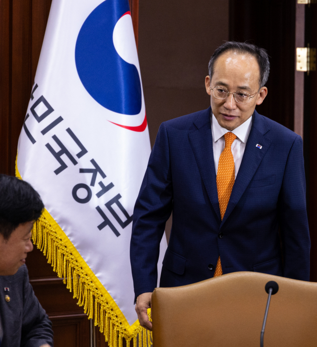 추경호 부총리 겸 기획재정부 장관이 21일 서울 종로구 정부서울청사에서 열린 비상 경제 장관회의 겸 수출 투자 대책 회의에 입장하고 있다. 추 부총리는 “추경은 없다”고 선을 긋고 있다. /연합뉴스