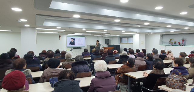 강병권 웰다잉 강사가 노인복지관에서 강의하고 있다. / 사진 제공 = 강병권