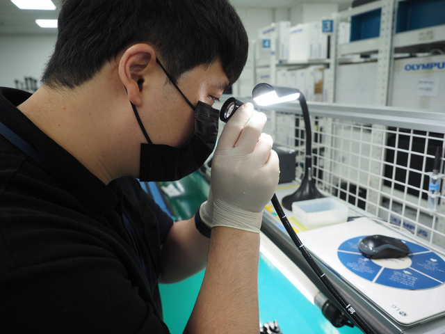 올림푸스한국 의료서비스센터에서 엔지니어가 내시경 장비를 검수하고 있다. 사진제공=올림푸스한국
