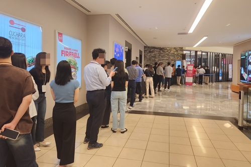 지난 20일 서울 강남구 삼성동의 한 구내식당 앞에 점심을 먹으려는 사람들이 길게 줄을 서 있다. 사진=연합뉴스