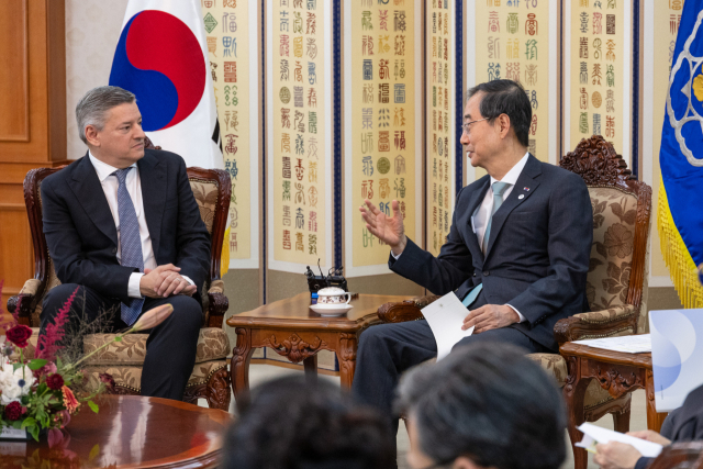 한덕수 국무총리가 22일 서울 종로구 정부서울청사에서 방한 중인 테드 서랜도스 넷플릭스 공동 최고경영자(Co-CEO)와 만나 환담하고 있다. 연합뉴스