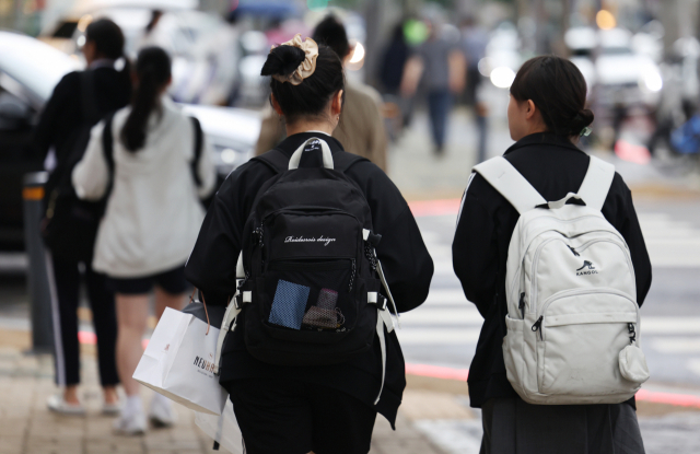 21일 서울 강남구 대치동 학원가에 학생들이 걸어가고 있다. 사진=연합뉴스