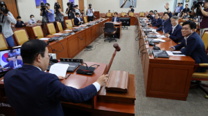 22일 국회 과학기술정보방송통신위원회 전체회의에서 여당 간사인 박성중 의원이 산회를 선포하고 있다. 연합뉴스