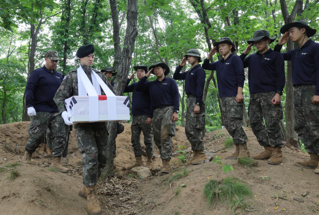 20일 강원도 철원군 김화읍 생창리 200고지에서 3사단 장병들이 6·25 국군전사자 추정 유해를 향해 거수경례를 하고 있다 . 철원=성형주 기자