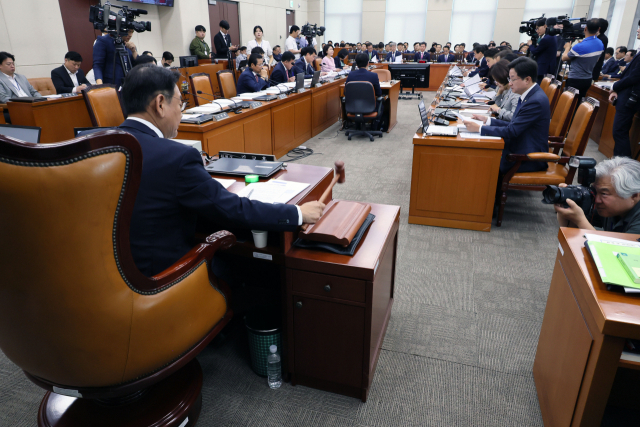 김교흥 국회 행정안전위원회 위원장이 22일 국회에서 열린 전체회의에서 의사봉을 두드리고 있다. 연합뉴스