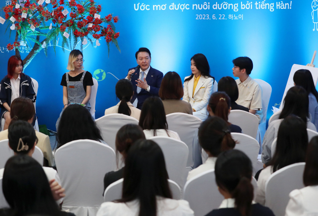 윤석열 대통령이 22일 하노이 국가대학교 별관에서 열린 베트남 한국어 학습자와 대화에서 학생들에게 격려의 말을 하고 있다./연합뉴스