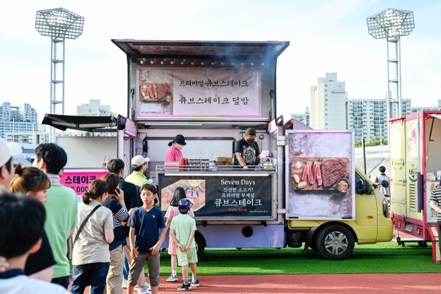 창단 때부터 꾸준히 사랑받고 있는 스테이크 푸드트럭. 사진 제공=서울이랜드