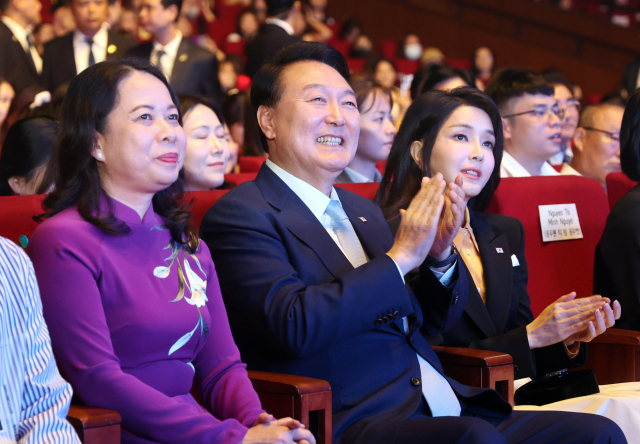 윤석열 대통령과 김건희 여사가 22일(현지시간) 베트남 하노이 국립컨벤션센터에서 열린 한-베트남 문화교류의 밤 행사에서 보 티 아인 쑤언 베트남 국가부주석과 공연을 관람하고 있다. / 연합뉴스