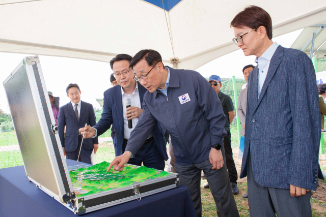 지난달 대구경북통합신공항 이전 부지를 찾아 사업 추진현황을 점검하고 있는 어명소 국토교통부 제2차관. 해당 신공항은 예비타당성조사 면제 대상이다. 연합뉴스