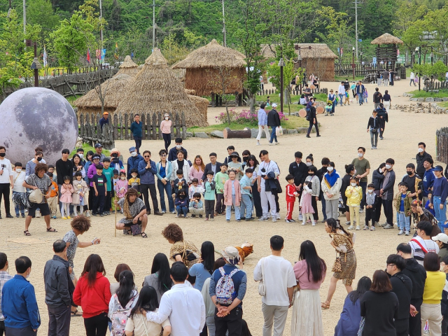 전남 화순군 고인돌 유적지 내 선사체험장 공연 모습. 사진 제공=화순군