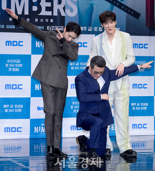 배우 김명수, 최진혁, 최민수가 23일 오전 서울 마포구 MBC 골든마우스홀에서 진행된 MBC 새 금토드라마 ‘넘버스 : 빌딩숲의 감시자들’(극본 정안/연출 김칠봉) 제작발표회에서 포즈를 취하고 있다. 김규빈 기자