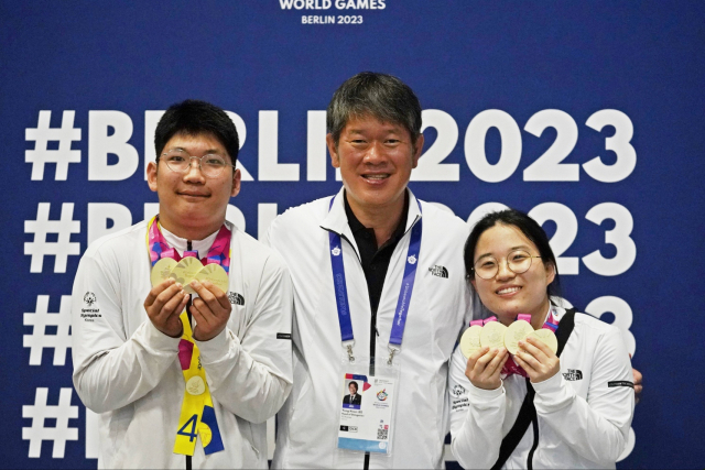 이용훈(가운데) 스페셜올림픽코리아 회장이 대한민국 대표 발달장애 역도 선수들과 기념 사진을 촬영하고 있다. 사진 제공=스페셜올림픽코리아