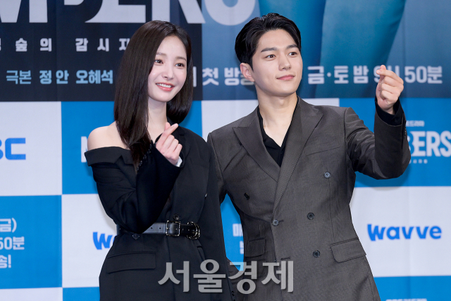 배우 연우, 김명수가 23일 오전 서울 마포구 MBC 골든마우스홀에서 진행된 MBC 새 금토드라마 ‘넘버스 : 빌딩숲의 감시자들’(극본 정안/연출 김칠봉) 제작발표회에서 포즈를 취하고 있다. 김규빈 기자