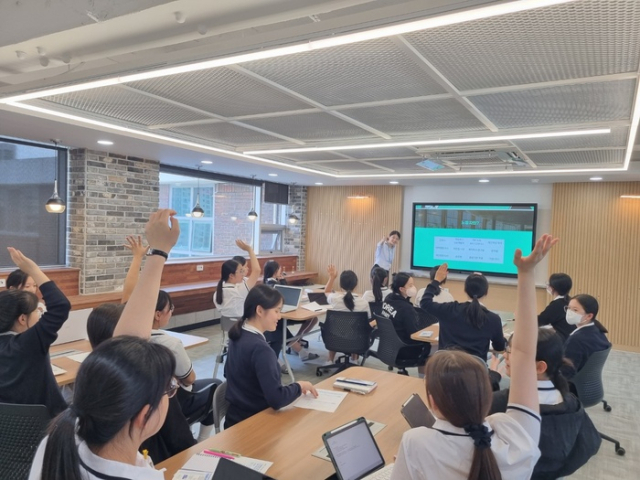 김정연 사학연금 대리가 22일 광주여자상업고등학교 교실에서 학생들에게 강의하고 있다. /사진제공=사학연금