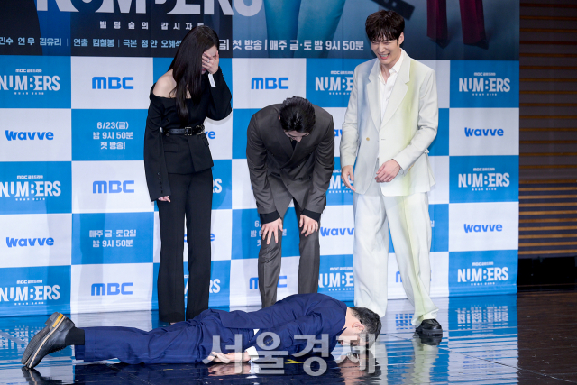 배우 연우, 김명수, 최민수, 최진혁이 23일 오전 서울 마포구 MBC 골든마우스홀에서 진행된 MBC 새 금토드라마 ‘넘버스 : 빌딩숲의 감시자들’(극본 정안/연출 김칠봉) 제작발표회에서 포즈를 취하고 있다. 김규빈 기자